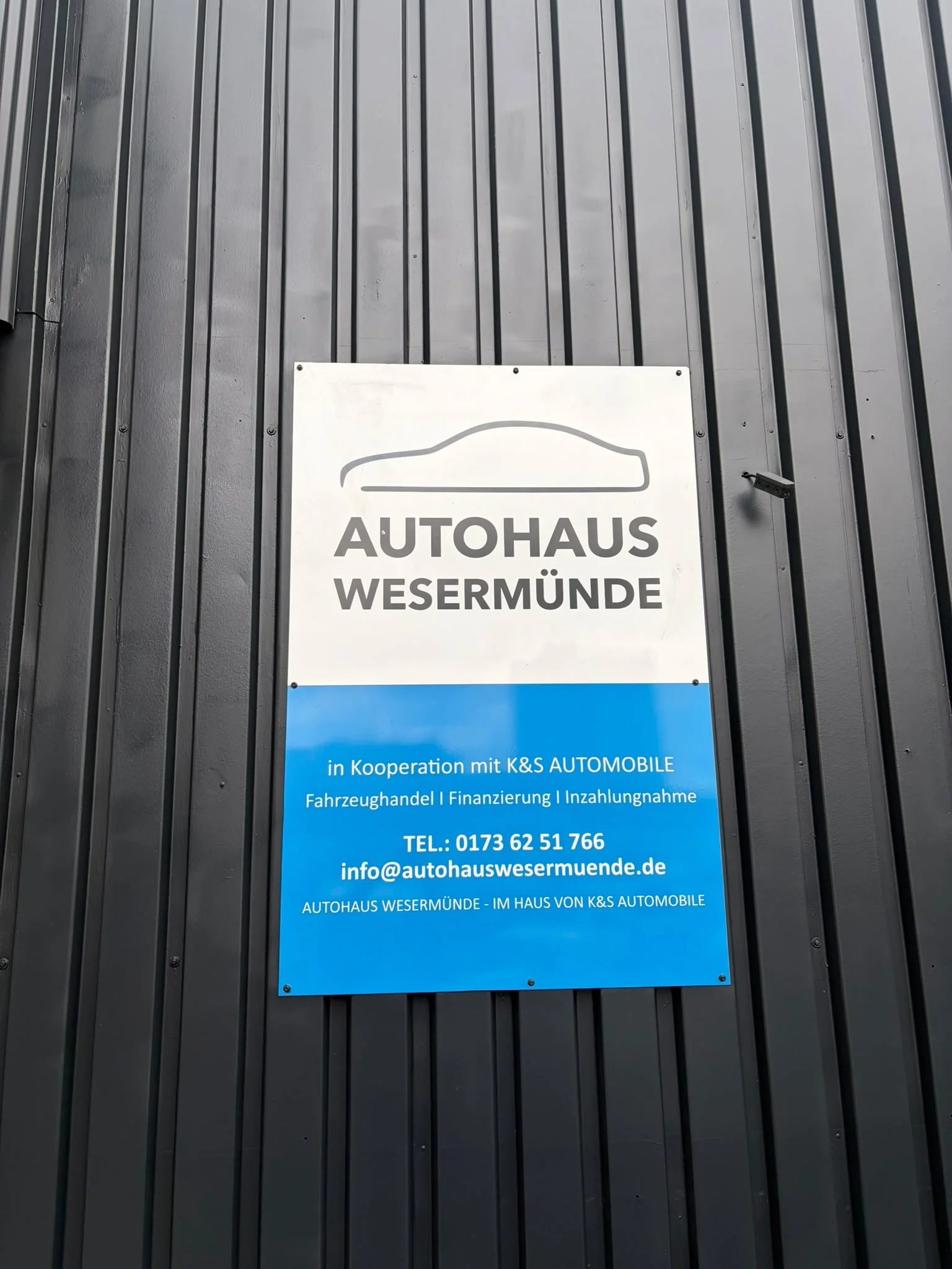 Schild am Gebäude mit Hinweis auf Autohaus Wesermünde und K&S Automobile