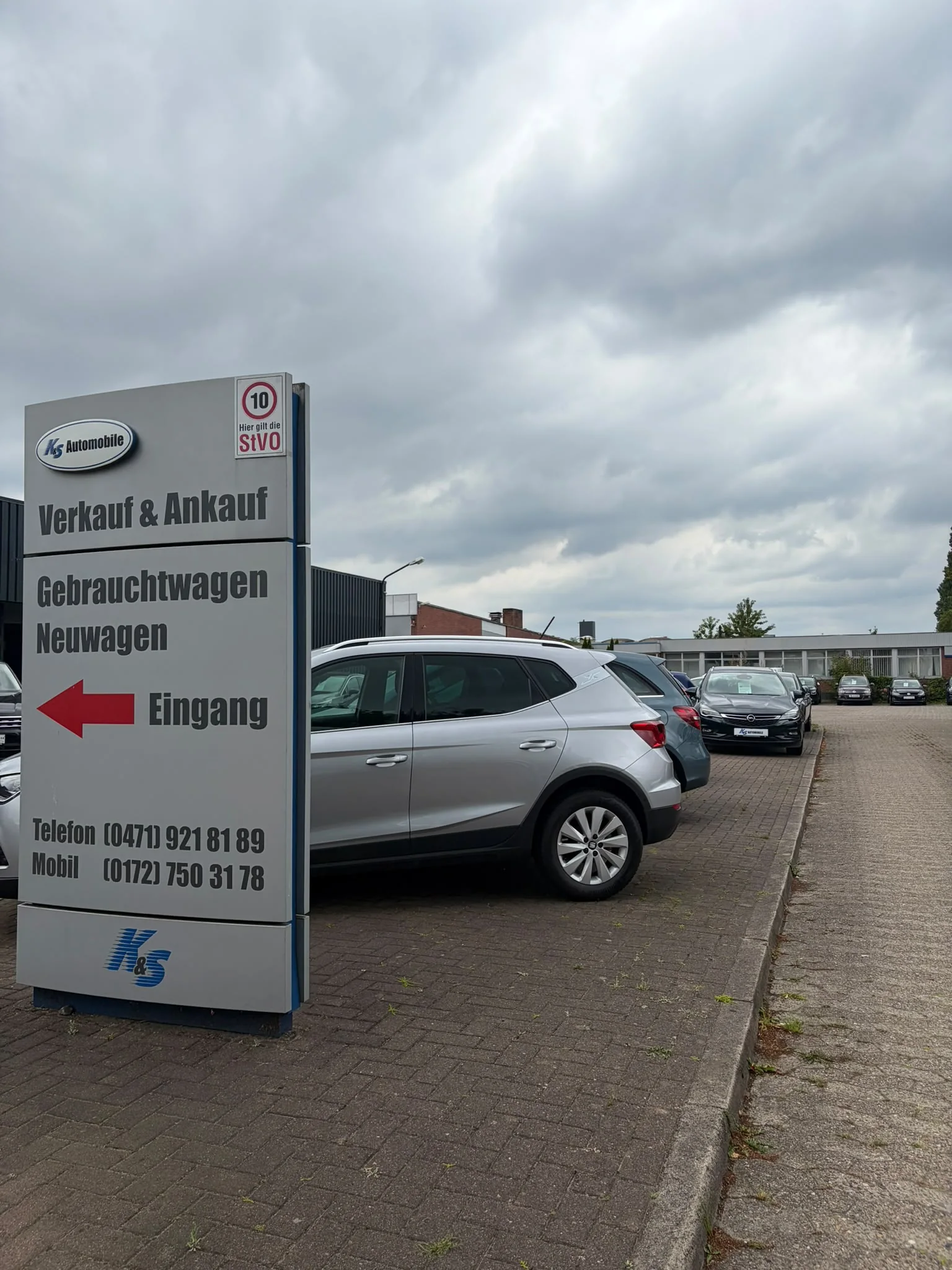 Einfahrt und Beschilderung von K&S Automobile in Bremerhaven