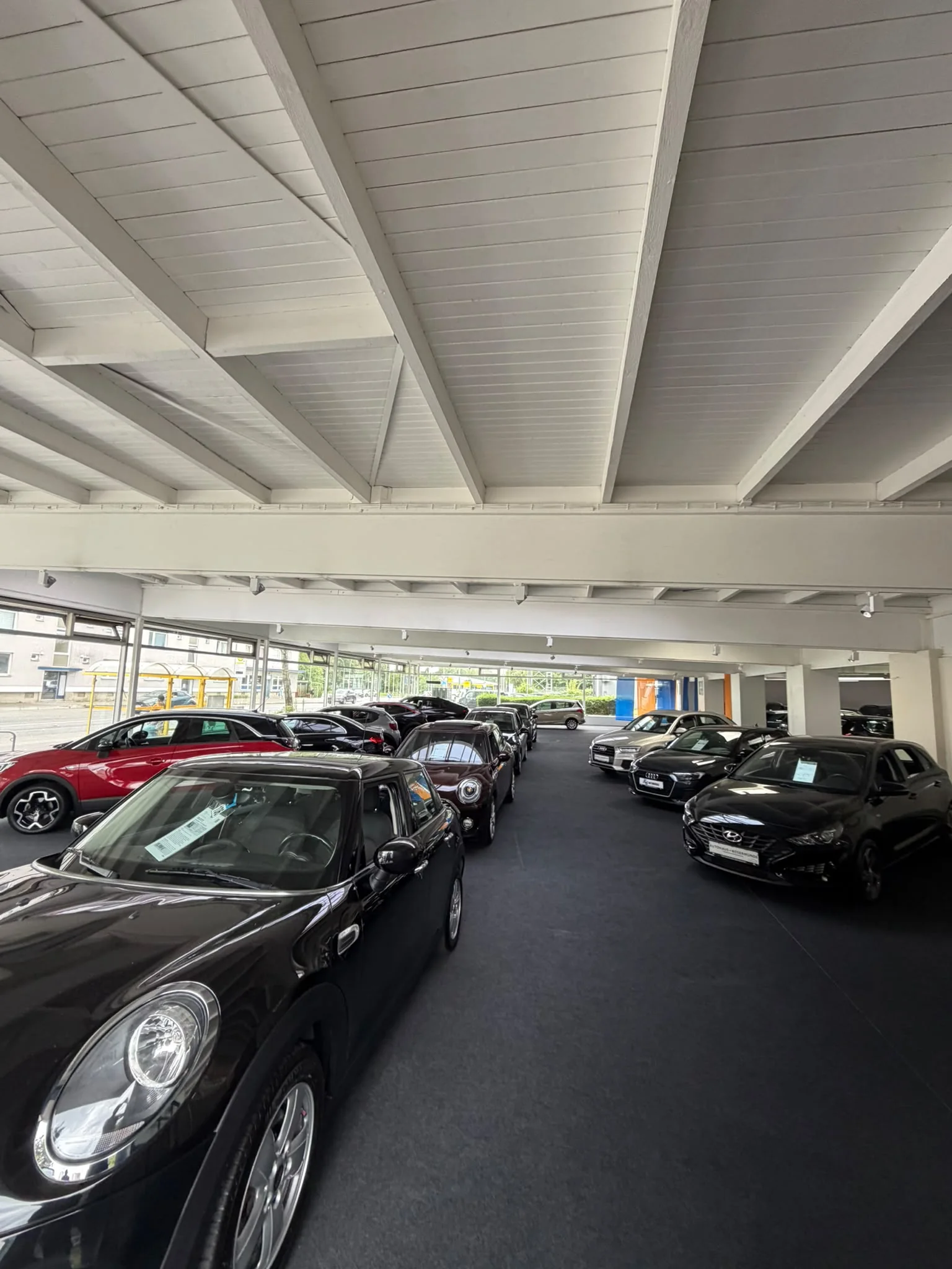 Verkaufsraum von K&S Automobile mit zahlreichen Fahrzeugen