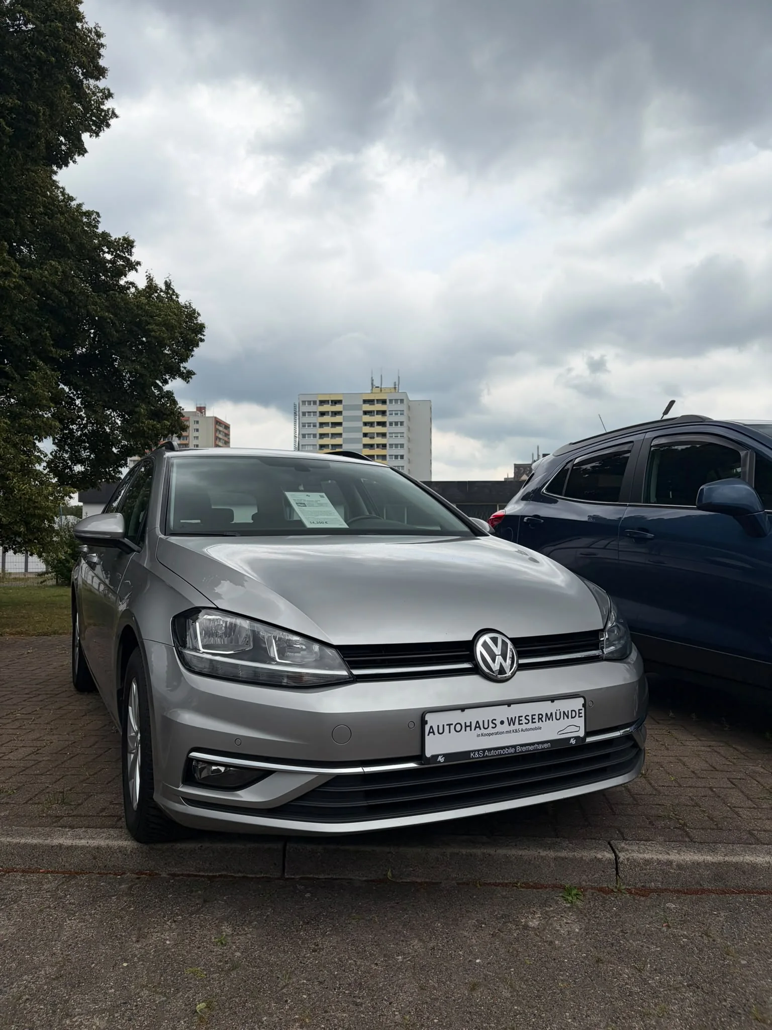 Volkswagen vor dem Firmengelände von K&S Automobile