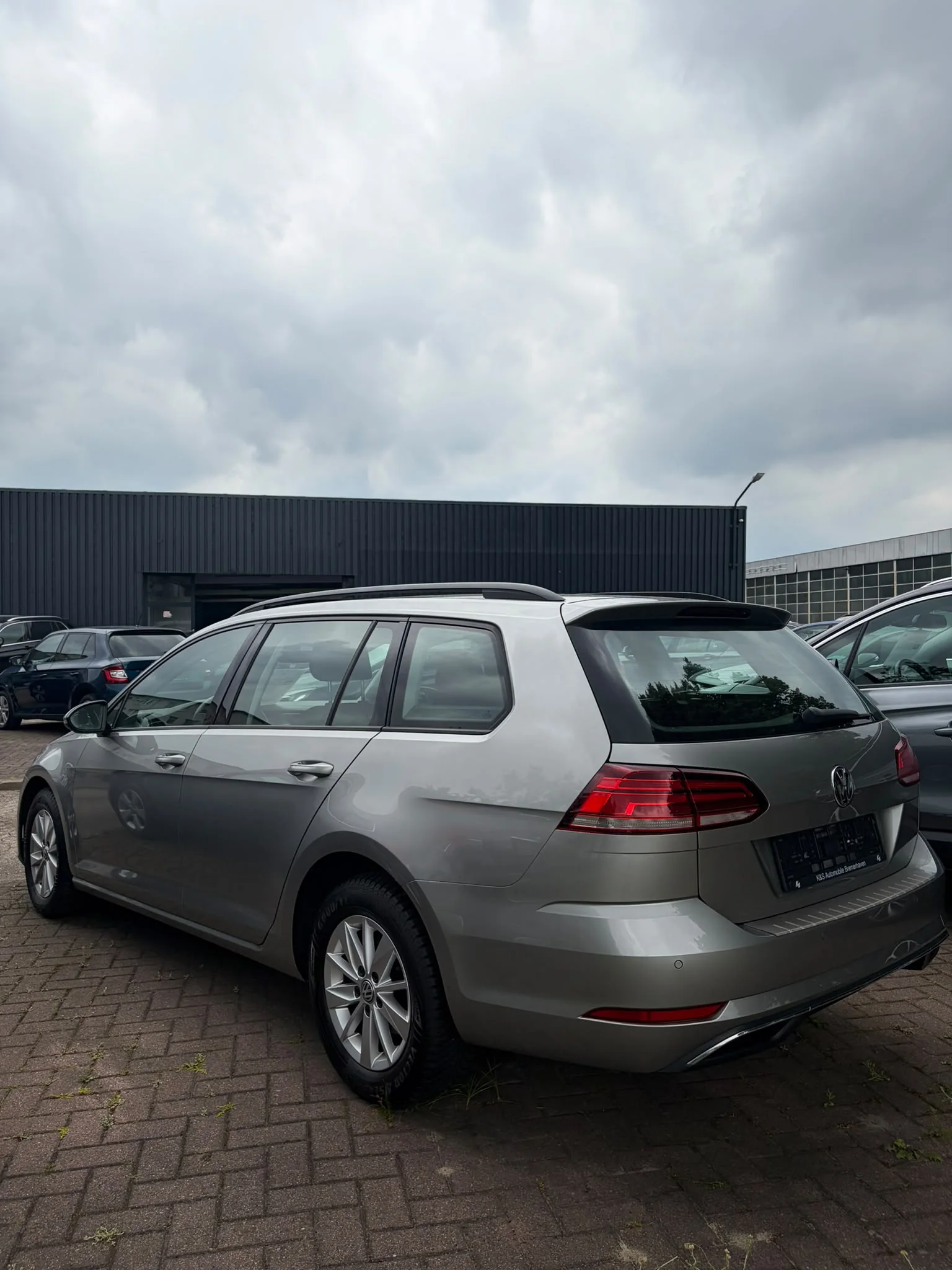Volkswagen Golf Variant auf dem Firmengelände von K&S Automobile